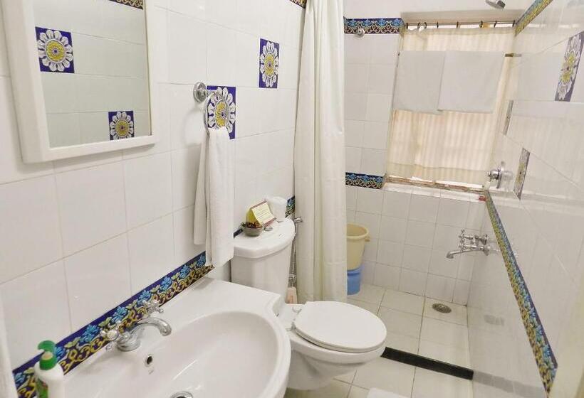 デラックスの4人部屋, Arya Niwas