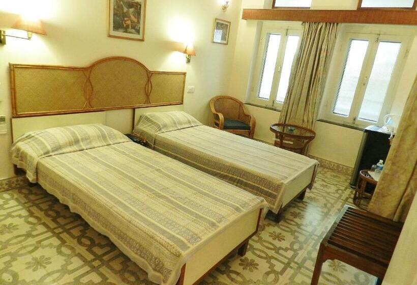 スーペリアールーム, Arya Niwas