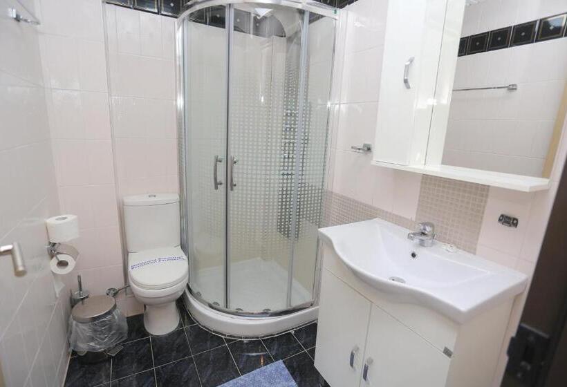 三人经典房间, Hilltop