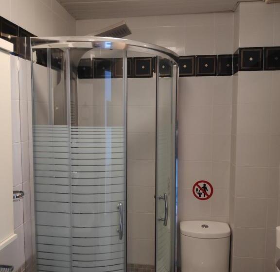 三人经典房间, Hilltop