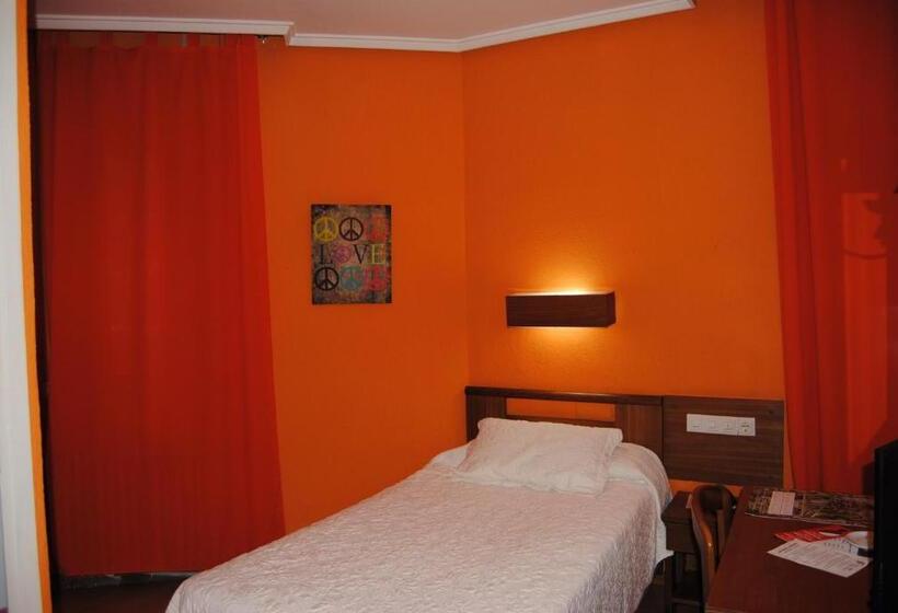 اتاق استاندارد یک نفره, Pedro Torres