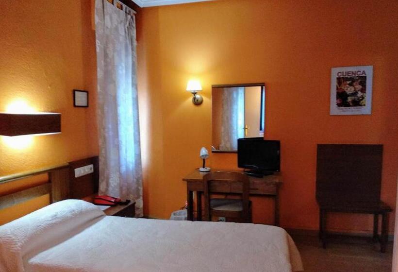 اتاق استاندارد یک نفره, Pedro Torres