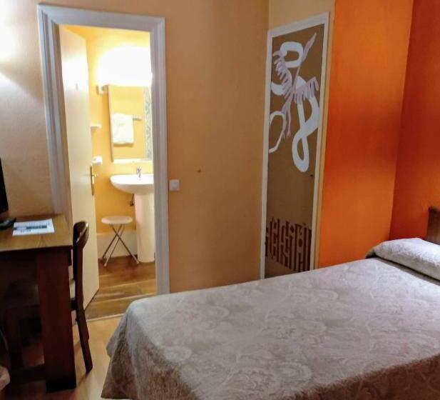 اتاق استاندارد یک نفره, Pedro Torres