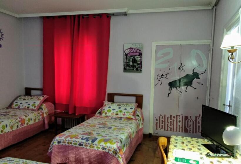 اتاق استاندارد چهار تخته, Pedro Torres