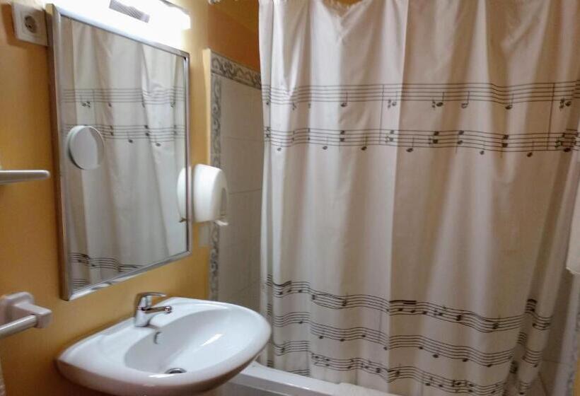 اتاق استاندارد چهار تخته, Pedro Torres