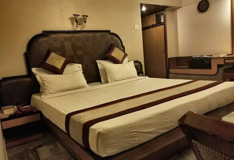 اتاق لوکس, Sindhuri Park