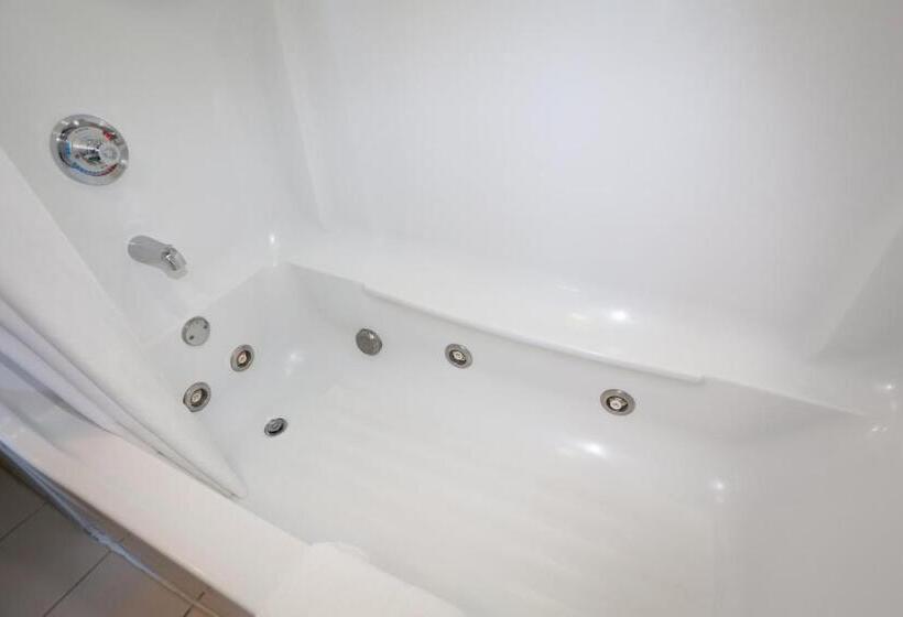 מיטת קינג בסוויטה, Country Inn & Suites By Radisson, Cookeville, Tn