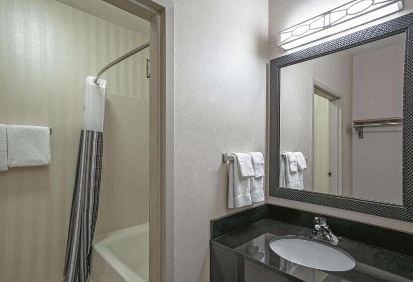 带大床的标准间, La Quinta By Wyndham Manassas Battlefield