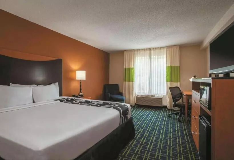 キングサイズベッドのスタンダードルーム, La Quinta By Wyndham Manassas Battlefield