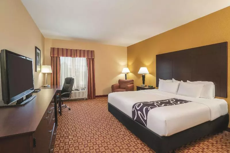 キングサイズベッドのスタンダードルーム, Comfort Inn & Suites Verona At Turning Stone Resort Casino