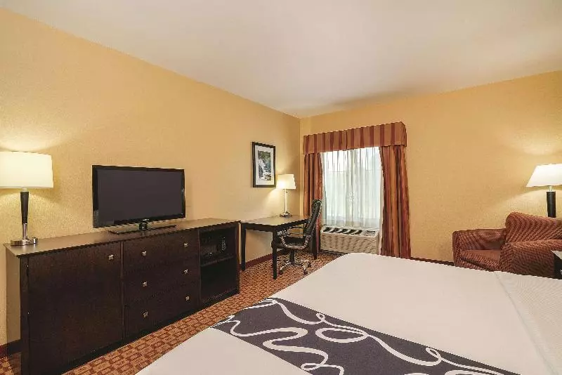 キングサイズベッドのスタンダードルーム, Comfort Inn & Suites Verona At Turning Stone Resort Casino