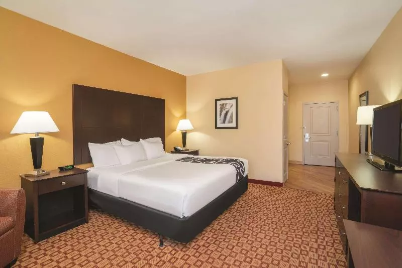 キングサイズベッドのスタンダードルーム, Comfort Inn & Suites Verona At Turning Stone Resort Casino