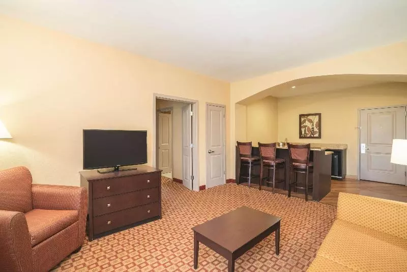 キングサイズベッドのスイートルーム, Comfort Inn & Suites Verona At Turning Stone Resort Casino