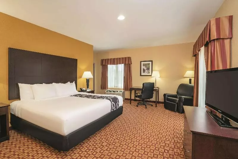 キングサイズベッドのスイートルーム, Comfort Inn & Suites Verona At Turning Stone Resort Casino