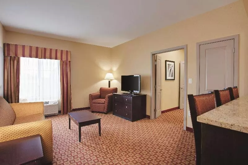 キングサイズベッドのスイートルーム, Comfort Inn & Suites Verona At Turning Stone Resort Casino