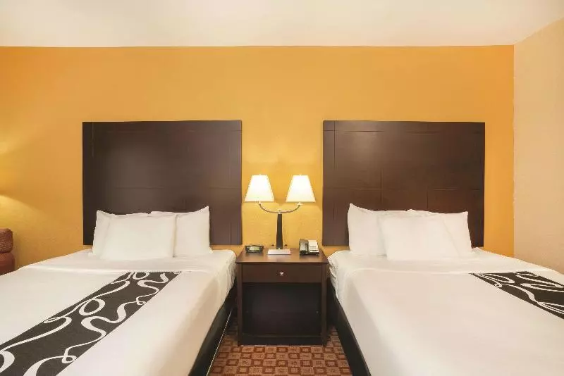 クイーンサイズベッドのスタンダードルーム, Comfort Inn & Suites Verona At Turning Stone Resort Casino