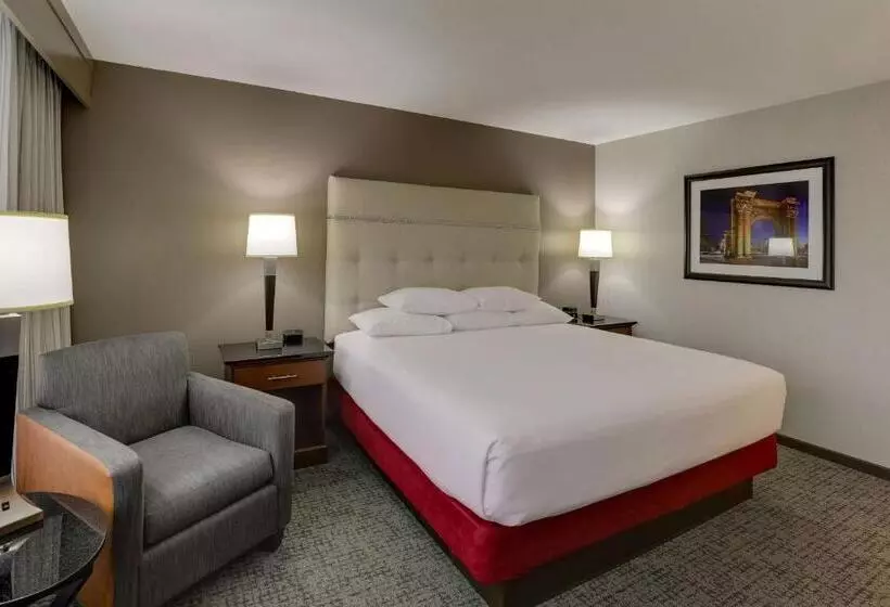 キングサイズベッドのデラックスルーム, Drury Inn & Suites Columbus Dublin
