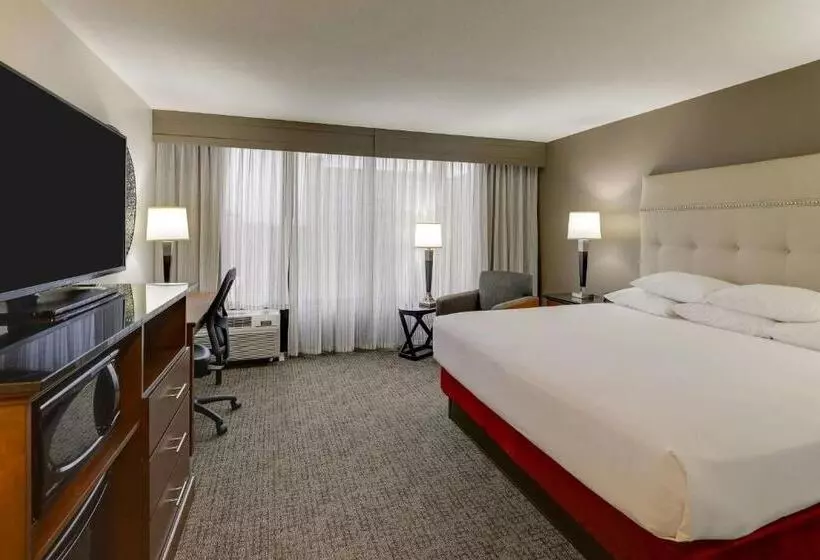 キングサイズベッドのデラックスルーム, Drury Inn & Suites Columbus Dublin