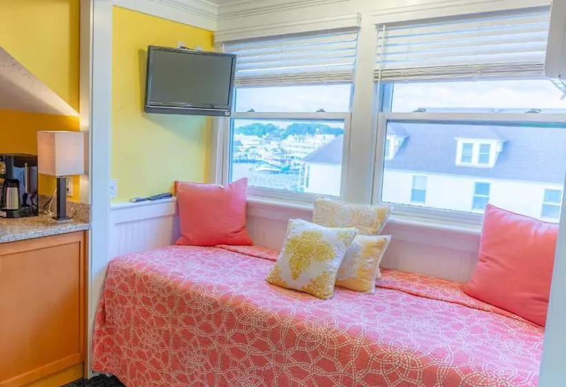 Suite with lake view, Island House