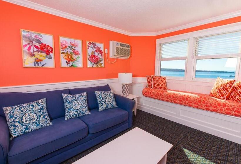 Suite with lake view, Island House