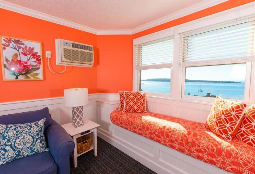 Suite with lake view, Island House