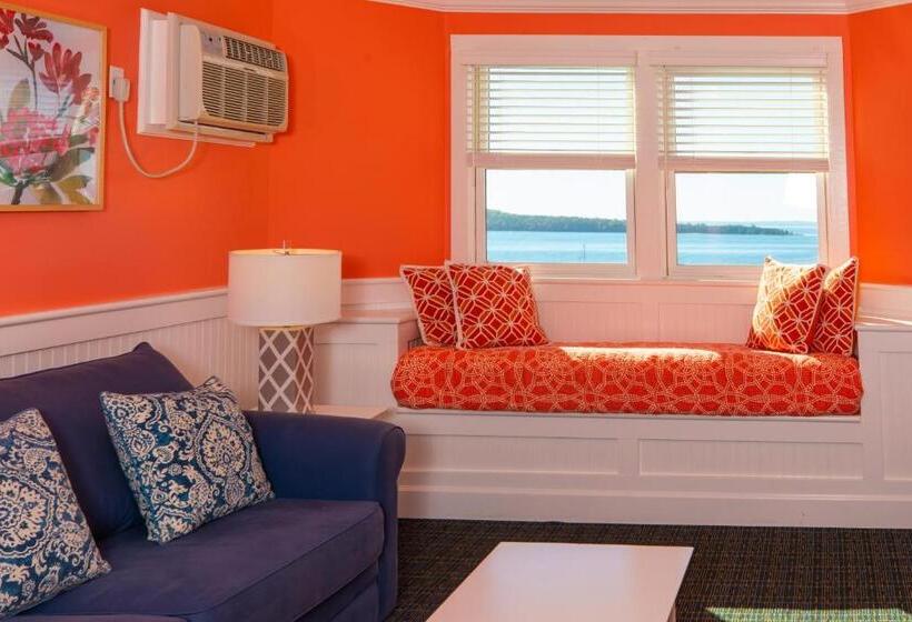 Suite with lake view, Island House