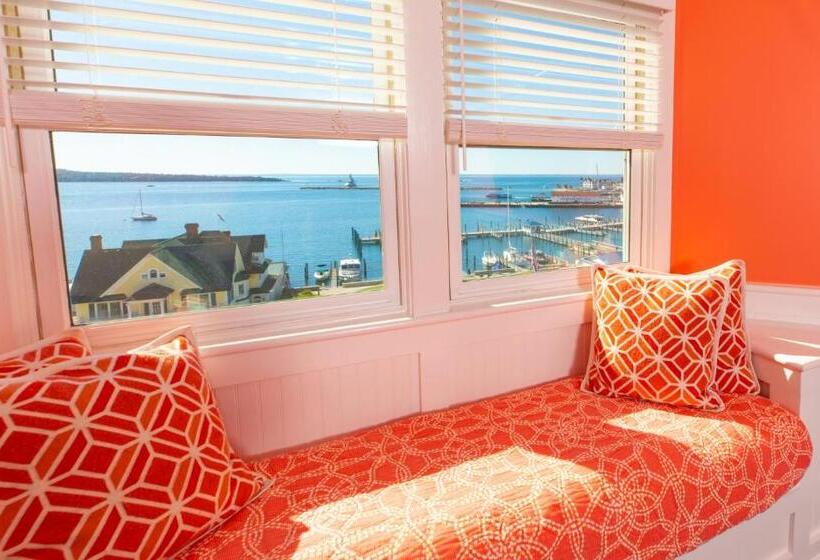 Suite with lake view, Island House