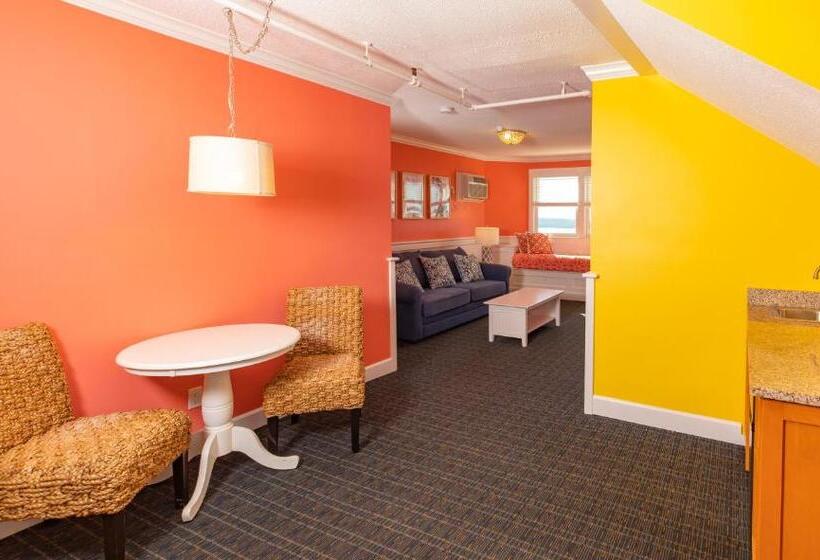 Suite with lake view, Island House