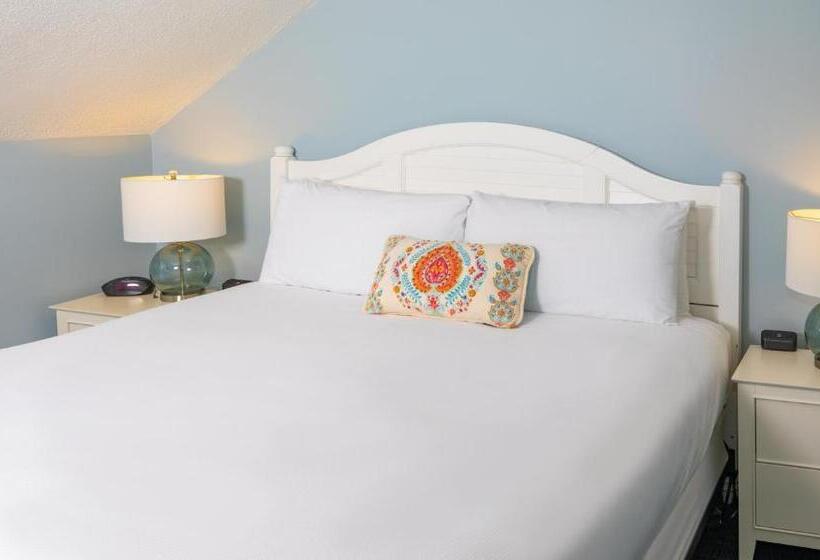 Suite with lake view, Island House