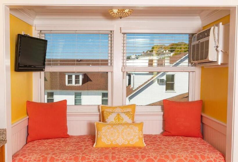 Suite with lake view, Island House
