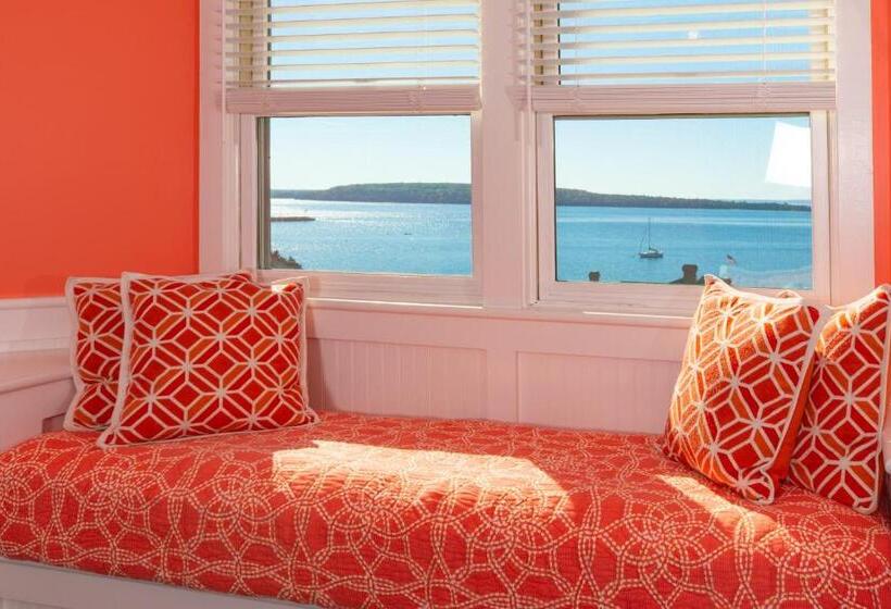 Suite with lake view, Island House