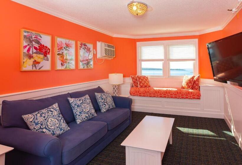 Suite with lake view, Island House