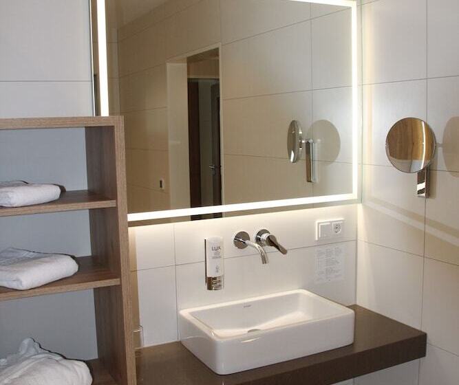 جناح جونيور, Landhotel Hermannshöhe