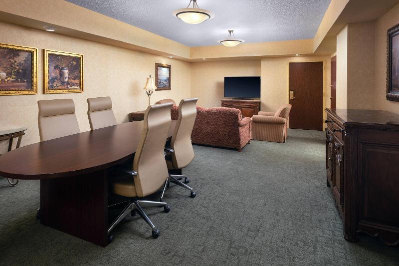 غرفة كلوب سرير كينج, Renaissance Tulsa Hotel & Convention Center