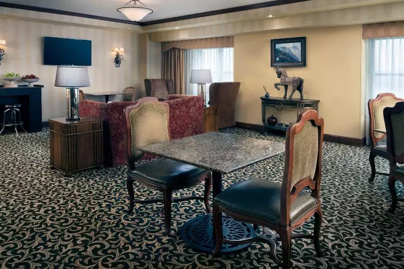 اتاق کلاب, Renaissance Tulsa Hotel & Convention Center