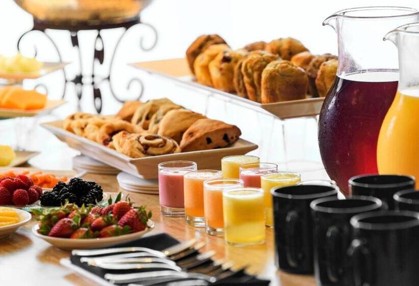 جناح, Renaissance Tulsa Hotel & Convention Center