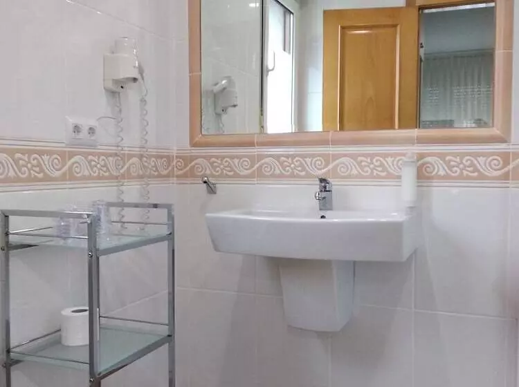 اتاق استاندارد سه نفره, Bríos