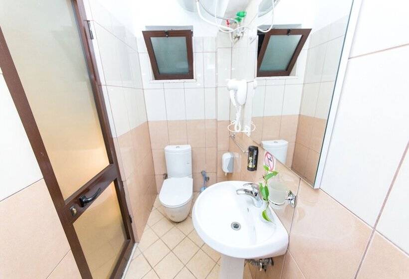 חדר סטנדרט לשלושה, Baron