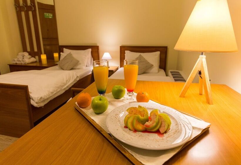 חדר סטנדרט לשלושה, Baron