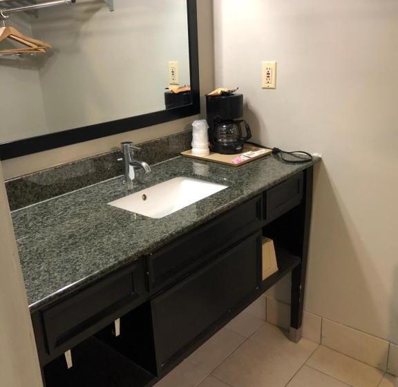 غرفة قياسية سرير كينج, Deerfield Inn And Suites  Fairview