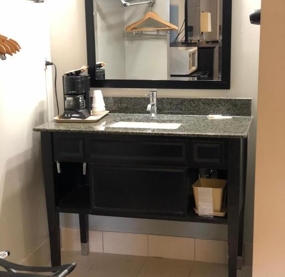 غرفة قياسية سرير كينج, Deerfield Inn And Suites  Fairview