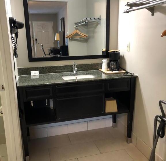 غرفه قياسيه سريرين مزدوجين, Deerfield Inn And Suites  Fairview