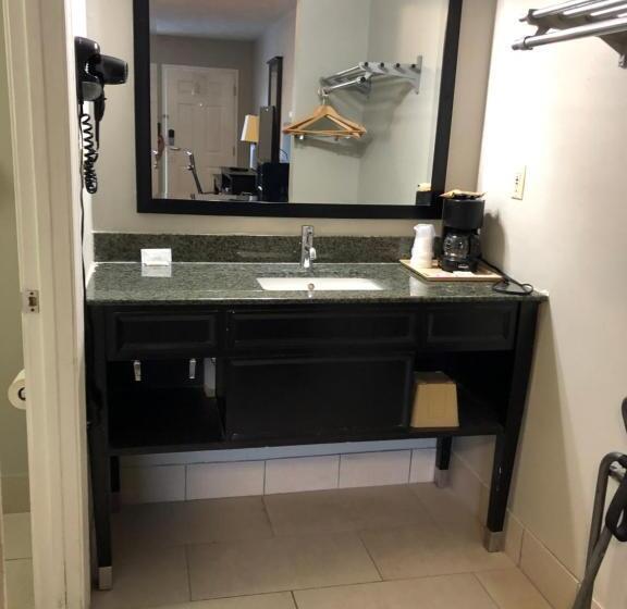 غرفه قياسيه سريرين مزدوجين, Deerfield Inn And Suites  Fairview