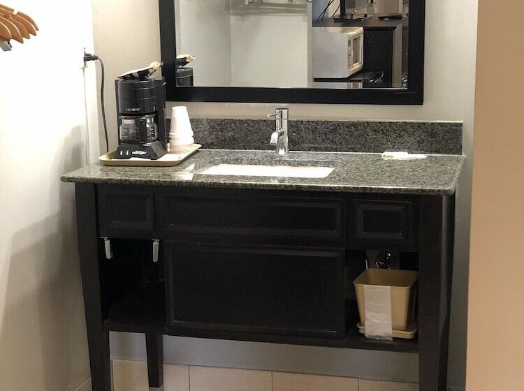 ２ダブルベッドのスタンダードルーム, Deerfield Inn And Suites  Fairview