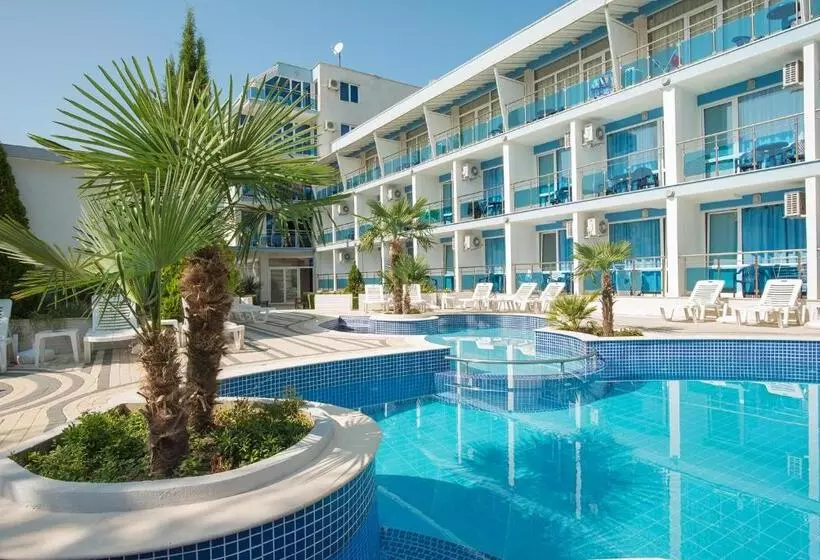 اتاق لوکس با چشمانداز استخر, Eskada Beach