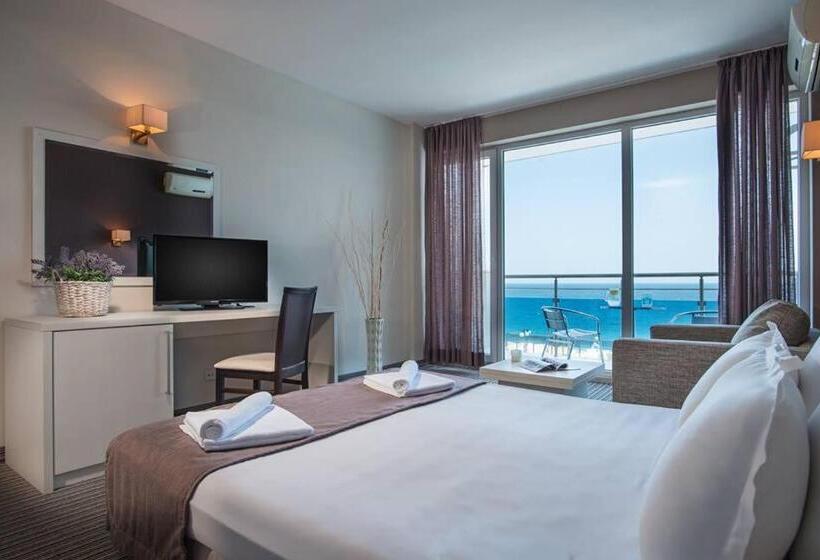 غرفة ديلوكس ثلاثية مطلة على حمام السباحة, Eskada Beach