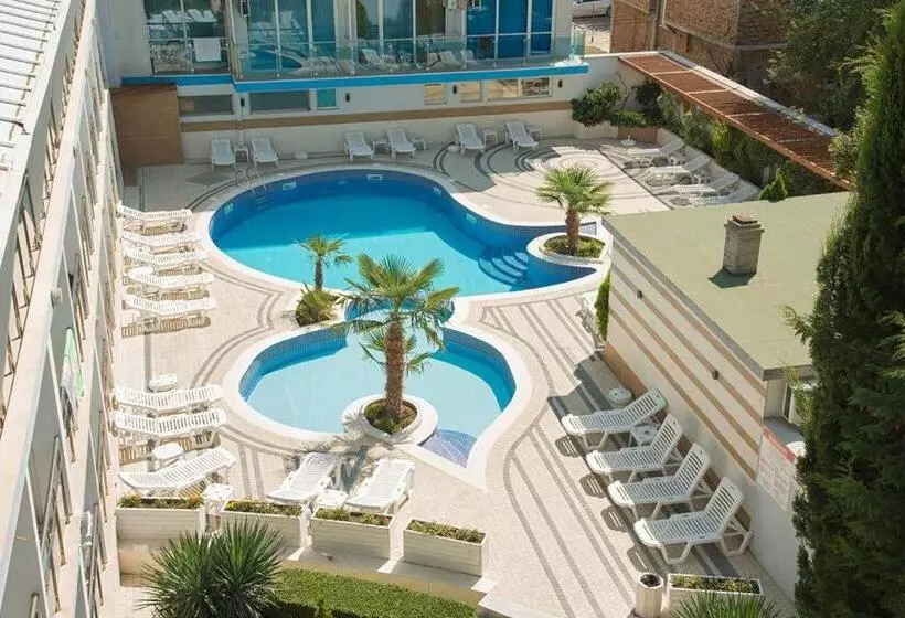 اتاق سه نفره دلوکس با چشمانداز استخر, Eskada Beach