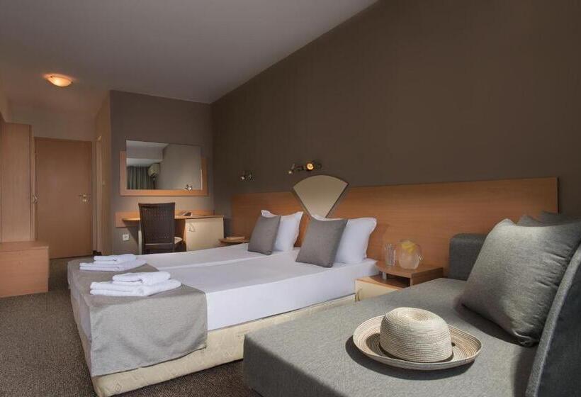 غرفة قياسية مطلّة علي حمام السباحة, Eskada Beach