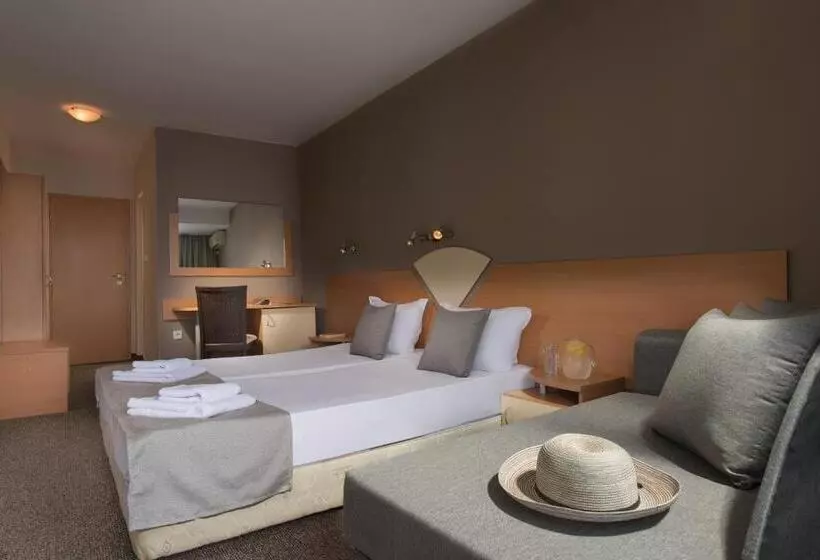 اتاق استاندارد با چشمانداز استخر, Eskada Beach
