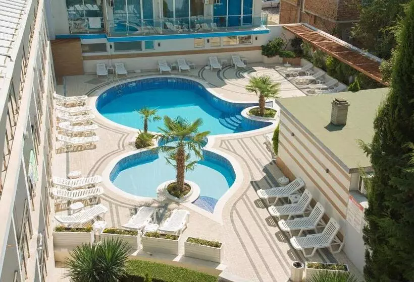 اتاق استاندارد با چشمانداز استخر, Eskada Beach
